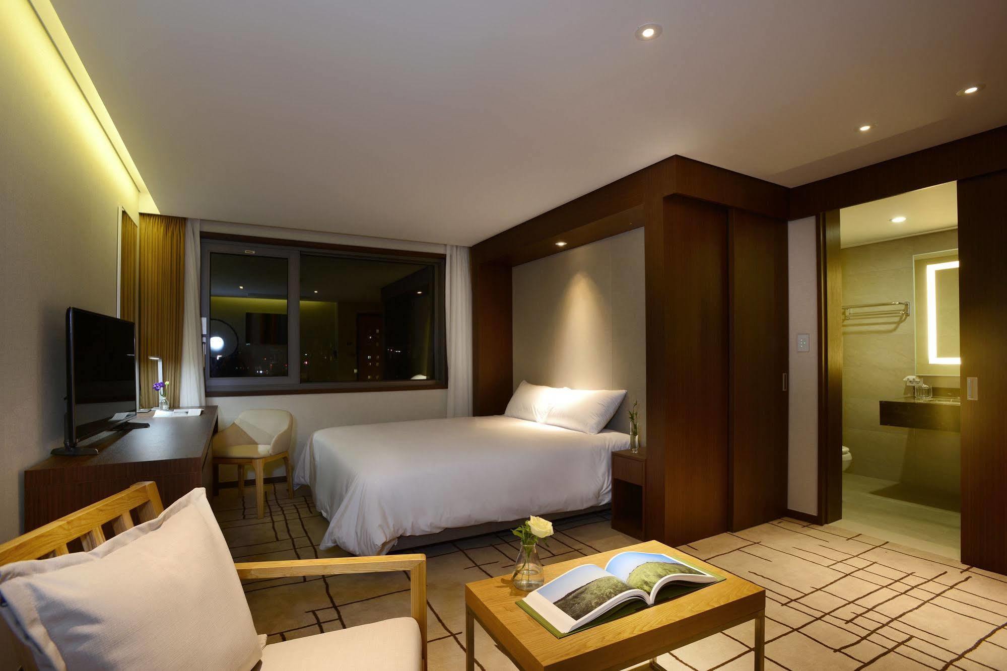 Astar Hotel Чеджу Екстериор снимка
